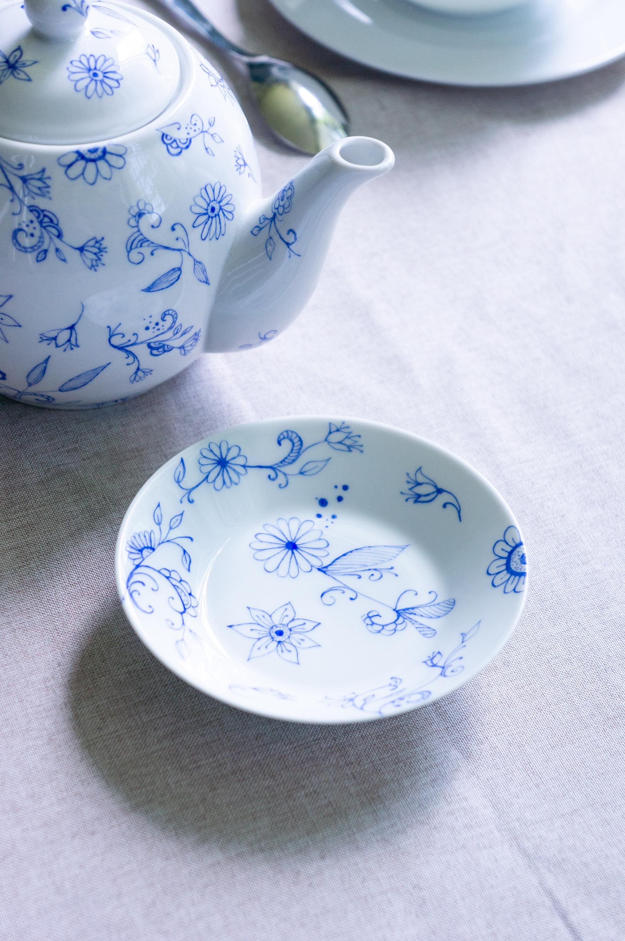 Théière en porcelaine blanche et rose – artiste céramiste