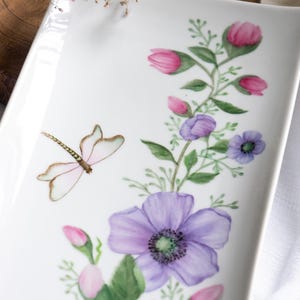 Prostokątna porcelanowa misa na ciasto zdobiona ręcznie, patera na ciasto z motywem kwiatowym motyla, wyjątkowy pomysł na prezent