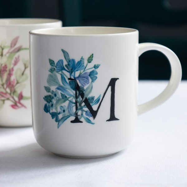 Mug personnalisé monogramme fleurs, tasse à café personnalisable avec prénom, idée cadeau unique peint à la main