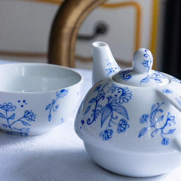 Théière égoïste en porcelaine peinte à la main, création unique pour une pause thé en solo, théière bleue idée cadeau personnalisable