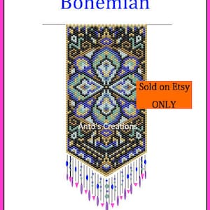 Könnte beinhalten: Ein Perlenmuster im Peyote-Stich mit einem floralen Design in Blautönen, Grün, Gold und Schwarz. Das Muster heißt "Bohemian" und wird auf Etsy verkauft.