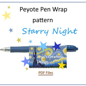Può includere: Una penna blu con un involucro di perline con un design "Notte stellata". L'immagine include il testo "Peyote Pen Wrap pattern Starry Night" e "PDF Files". Stelle decorative circondano la penna.