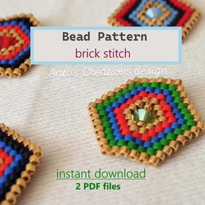 Puede incluir: Primer plano de varios patrones de cuentas de punto de ladrillo en forma de diamante. Los patrones presentan cuentas doradas que delinean los bordes, con cuentas rojas, azules, verdes y negras en el centro. El texto "Bead Pattern brick stitch" es visible.