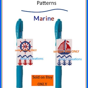 Peut inclure: Deux stylos bleus avec des emballages de stylos perlés blancs et rouges. Les emballages de stylos présentent un thème nautique avec des motifs de bateau, d'ancre et de roue. Le texte "Vendu sur Etsy UNIQUEMENT" est imprimé sur un rectangle orange sous les stylos.