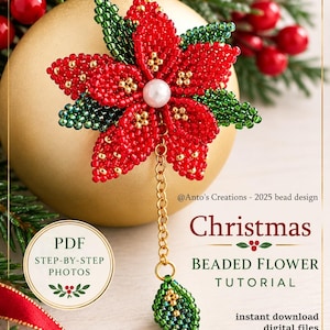 Puede incluir: Una flor de pascua hecha con cuentas de vidrio rojas y verdes y una perla blanca central, unida a una cadena dorada con un pequeño dije de hoja verde. El texto incluye @Anto's Creations - 2025 bead design, Christmas BEADED FLOWER TUTORIAL, PDF STEP-BY-STEP PHOTOS y instant download digital files.