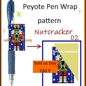 Pode incluir: Um padrão de envoltório de caneta Peyote para um design de Quebra-Nozes. O padrão é vendido no Etsy. O padrão apresenta um Quebra-Nozes com um traje azul, vermelho, verde e branco com uma coroa dourada. O fundo é um céu estrelado azul e branco.