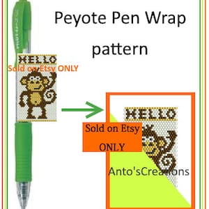 Puede incluir: Un bolígrafo verde con un mono de cuentas y la palabra "HELLO" en cuentas marrones y blancas. El bolígrafo está envuelto con un patrón de punto de peyote. La imagen incluye el texto "Peyote Pen Wrap pattern" y "Sold on Etsy ONLY".