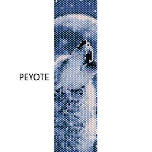 Può includere: Uno schema di perline a punto peyote che rappresenta un lupo che ulula alla luna in un cielo stellato. Lo schema è in tonalità di blu e bianco.