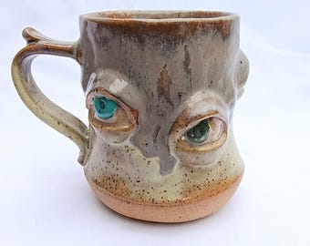 Mug globe oculaire porte-cheveux créature