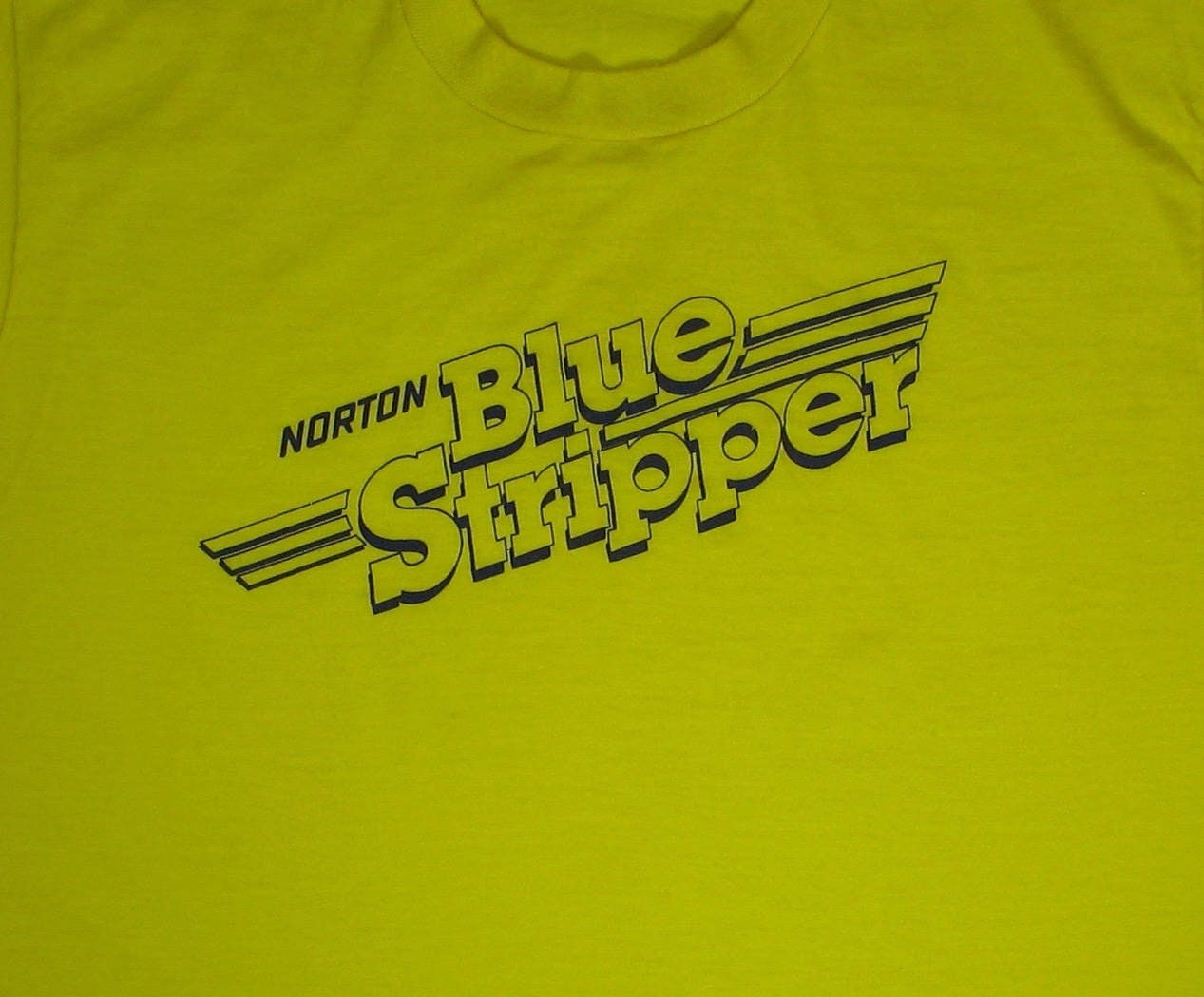 Maglietta Norton Blue Stripper, punto singolo M, maglietta gialla, logo del marchio Screen Stars anni '70 e '80