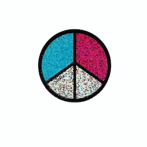 Peut inclure: Un autocollant en forme de signe de paix avec un design bleu, rose et pailleté iridescent.
