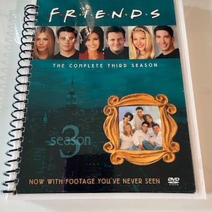 Könnte beinhalten: Eine DVD-Box der Fernsehserie "Friends: The Complete Third Season". Das Cover zeigt Kopfaufnahmen der Darsteller über dem Titel der Serie. Das Cover enthält auch ein gerahmtes Foto der Darsteller und den Text "Now with footage you've never seen."
