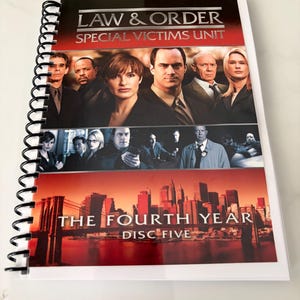 Puede incluir: Una caja de DVD con encuadernación en espiral de Law & Order Special Victims Unit para The Fourth Year Disc Five. La portada muestra el título de la serie, una foto del elenco y un gráfico del horizonte de Nueva York con tonos rojos y naranjas.