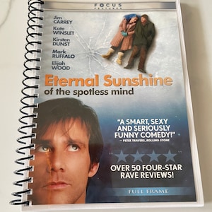 Puede incluir: Carátula de DVD para la película "Eternal Sunshine of the Spotless Mind" con Jim Carrey, Kate Winslet, Kirsten Dunst, Mark Ruffalo y Elijah Wood. La carátula tiene un fondo blanco con un efecto de vidrio agrietado azul y blanco. El título de la película está en texto naranja y amarillo. La carátula también presenta una cita de la revista Rolling Stone y una calificación de cuatro estrellas.