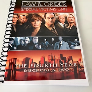 Puede incluir: Una funda multimedia con encuadernación en espiral para Law & Order Special Victims Unit The Fourth Year Discs One & Two. La portada muestra una foto del reparto, un horizonte urbano al atardecer y el título en blanco sobre un fondo rojo y negro.