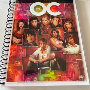 Cuaderno de espiral reciclado, libreta de notas, DVD de la temporada 1 de The OC, serie de televisión vintage, Marissa Cooper, Seth Cohen, playa, California, regalo único