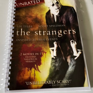 Puede incluir: Una carátula de DVD para la película de terror "The Strangers", que presenta a una figura enmascarada con traje y el lema "Inspirado en hechos reales". La carátula también incluye el texto "Sin clasificar" y "2 películas en 1", y una cita de Shawn Edwards de FOX-TV: "¡Increíblemente aterrador!"