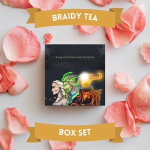 Könnte beinhalten: Ein Tee-Set mit einem dunklen Hintergrund und einer bunten Illustration von drei Figuren. Der Text auf der Schachtel lautet "Eine Tasse Tee für jeden Charakter." und "Braidy Tea Box Set".