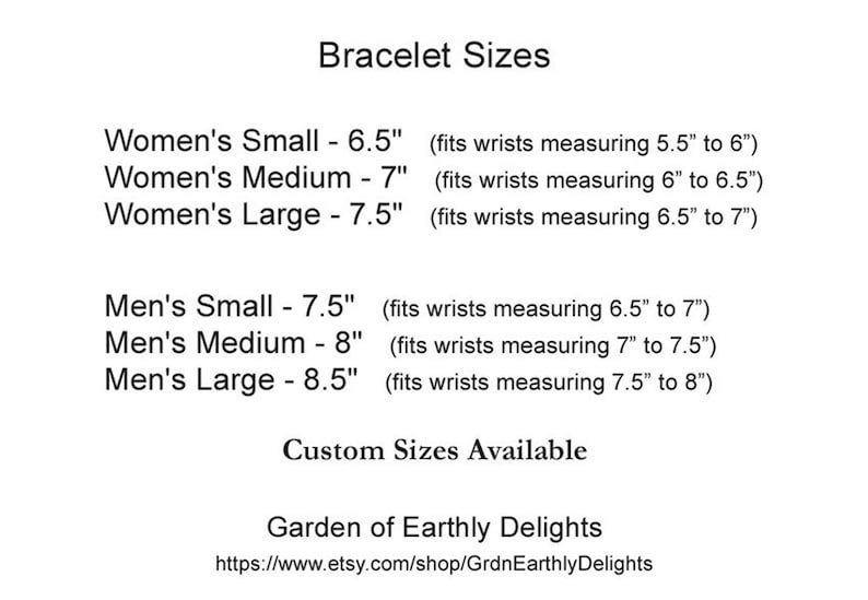 Op de afbeelding: Een grafiek met armbandmaten in inches voor zowel mannen als vrouwen. De grafiek geeft de maat, lengte en polsomtrek voor elke maat weer. De grafiek bevat ook de tekst "Aangepaste maten beschikbaar" en het websiteadres van Garden of Earthly Delights.