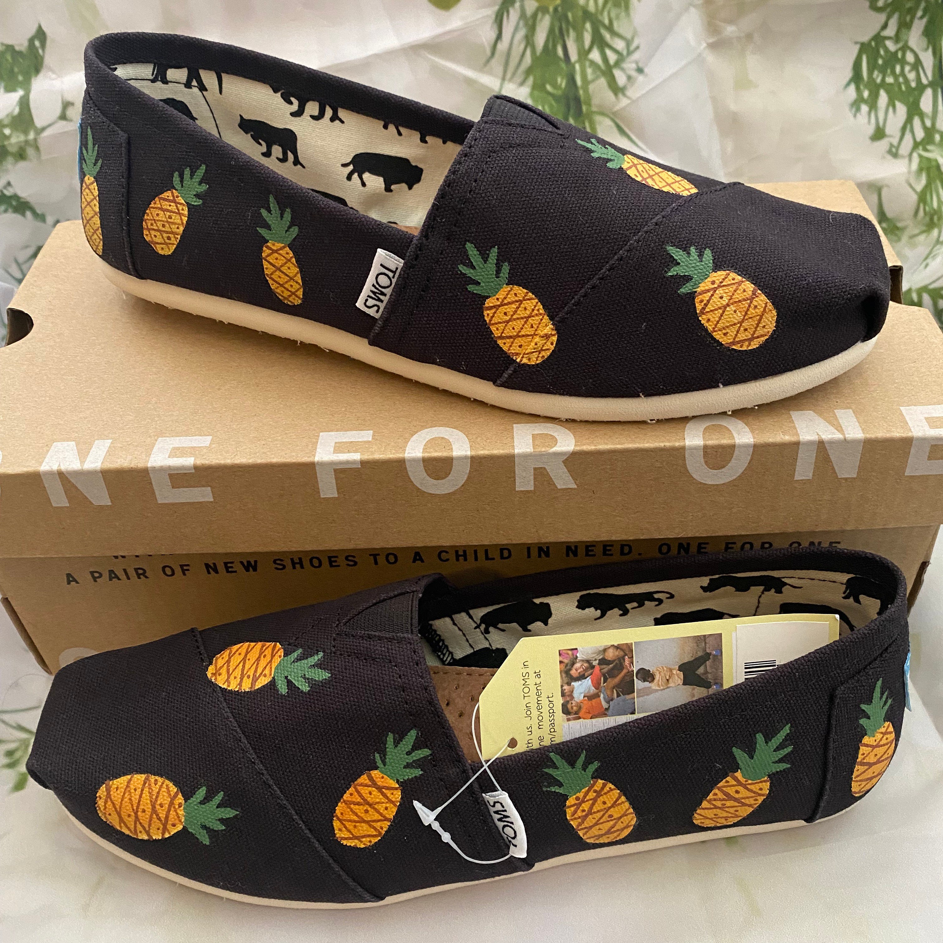 SALE WOMENS SIZE 8 tropical Pineapple Toms Pineapple Fruit Toms