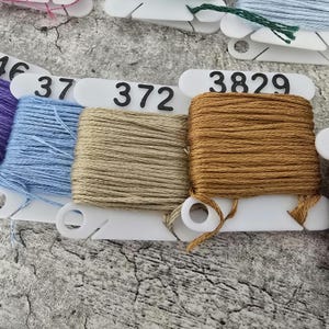 Set of Standard 3D-Printed Floss Bobbins for Cross Stitch and Embroidery – Numbered DMC Thread Organizers