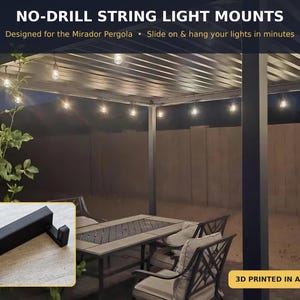 Pode incluir: Suportes pretos para luzes de corda sem perfuração, projetados para a pérgola Mirador. Os suportes apresentam uma barra retangular com duas extremidades em gancho para pendurar luzes. O texto diz: NO-DRILL STRING LIGHT MOUNTS, Designed for the Mirador Pergola, Slide on & hang your lights in minutes, 3D PRINTED IN ARIZONA.