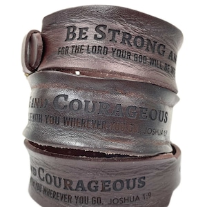 Be Strong and Courageous, Joshua 1:9 Brazalete de escritura de cuero marrón grabado con láser con cierre de correa de reloj