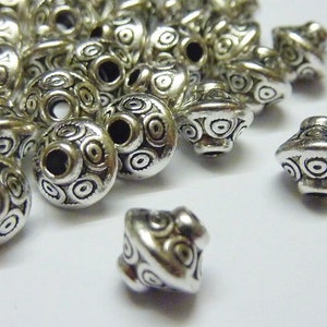 Delicadas cuentas espaciadoras bicono de plata antigua grabadas de metal de 6,5 mm para joyería (50 unidades)