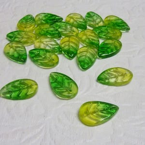 20pcs Glass Leaf Beads Two Tone Green / Yellow 18mm Jewellery Making FREE POST