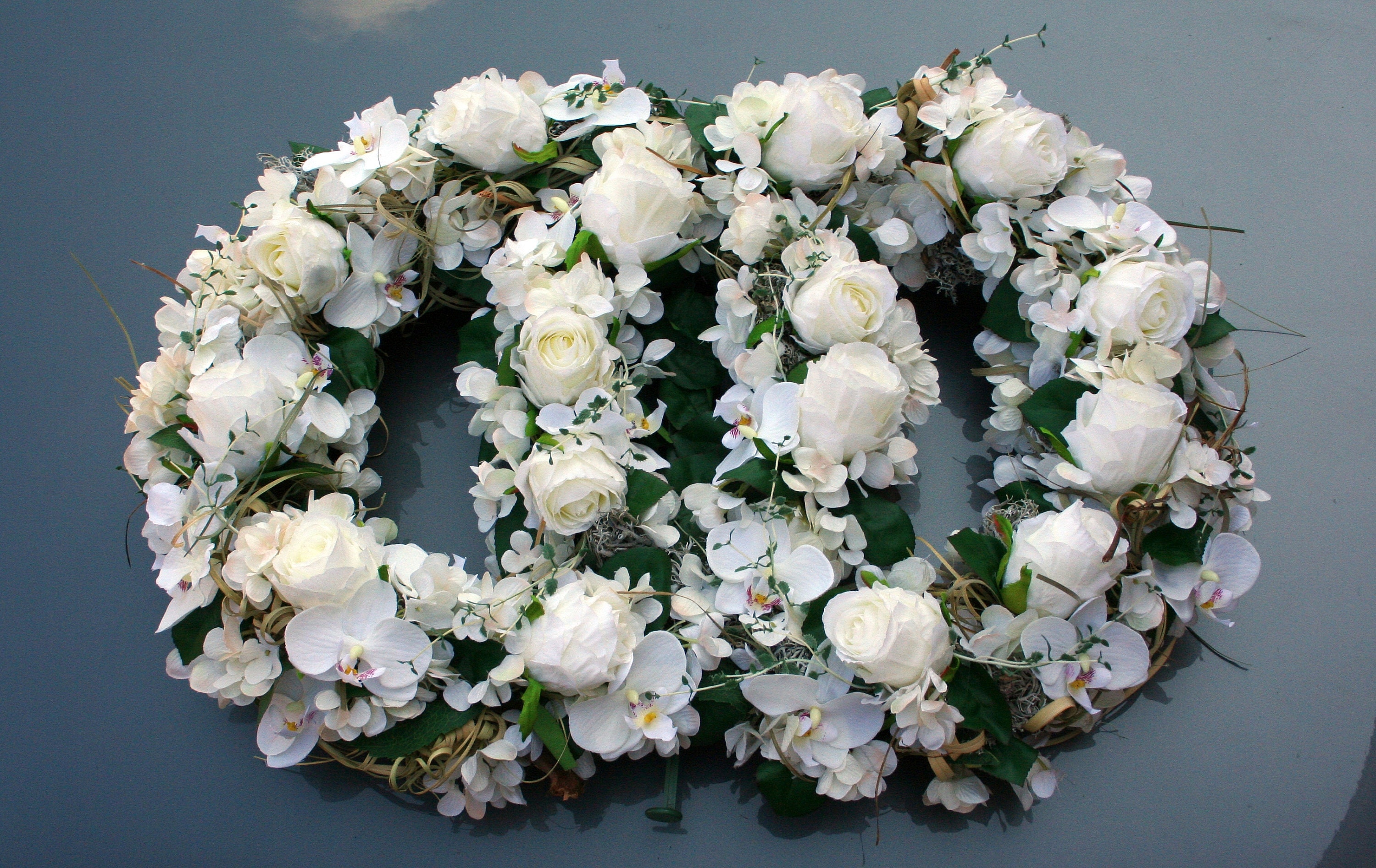 FRI-Collection Autoschmuck Ringe Motorhaube Hochzeit Autogesteck mit  Seidenblumen in weiß Einzelstück -  Österreich