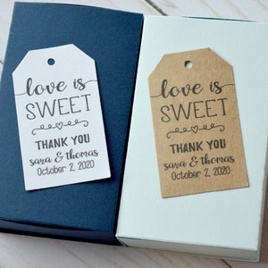 Etiquetas personalizadas para regalos y obsequios de boda con el lema &quot;Love is Sweet&quot;: etiquetas con etiqueta marrón kraft o blanca mate