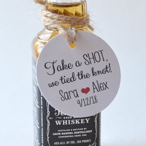 Take a shot - Mini 1,5&quot; Runde weiße Kleine Etiketten - Custom Wedding Favor & GeschenkAnhänger - Take a shot we tied the knot