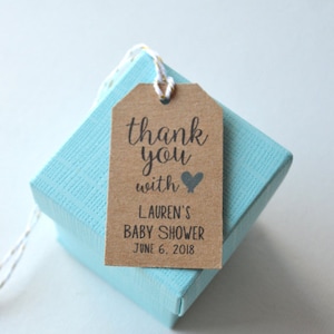 Könnte beinhalten: Ein braunes Dankeschön-Etikett mit dem Text "thank you with" und einem Herzsymbol. Das Etikett enthält auch den Text "Lauren's Baby Shower June 6, 2018".