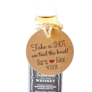 Take a shot - Mini 1,5&quot; Runde Kraft Kleine Etiketten - Custom Wedding Favor & GeschenkAnhänger - Take a shot we tied the knot