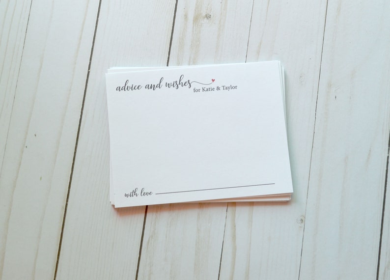 Puede incluir: Una pila de tarjetas blancas con el texto "advice and wishes for Katie & Taylor" y "with love" impreso en ellas. Las tarjetas est&aacute;n dise&ntilde;adas para que los invitados a la boda puedan escribir consejos y buenos deseos para la pareja.