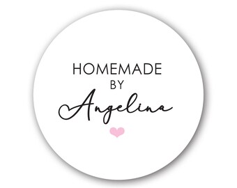 Puede incluir: Pegatina redonda blanca con texto negro que dice "HOMEMADE BY Angelina" con un corazón rosa debajo del texto.