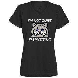 Könnte beinhalten: Schwarzes T-Shirt mit V-Ausschnitt, einer weißen Katzenillustration und dem Text "Ich bin nicht ruhig, ich plane".
