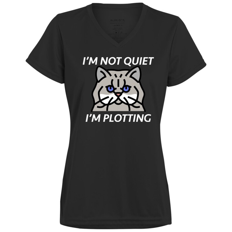 Pode incluir: Camiseta preta de gola em V com uma ilustra&ccedil;&atilde;o de um gato branco e o texto "N&atilde;o estou quieto, estou tramando".