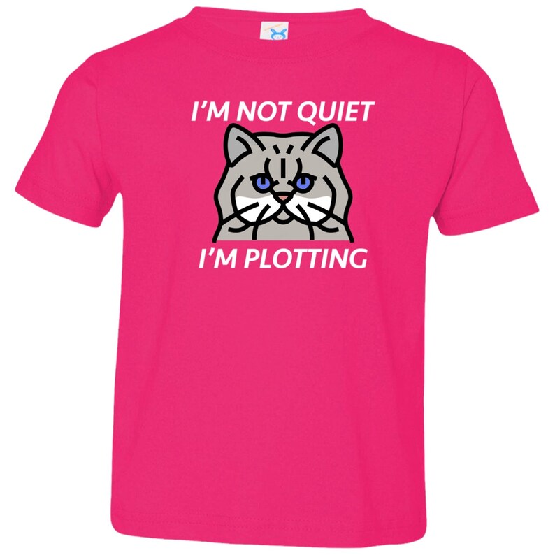 Pode incluir: Camiseta rosa para crian&ccedil;a pequena com um gato de desenho animado e o texto "N&atilde;o estou quieto, estou tramando."