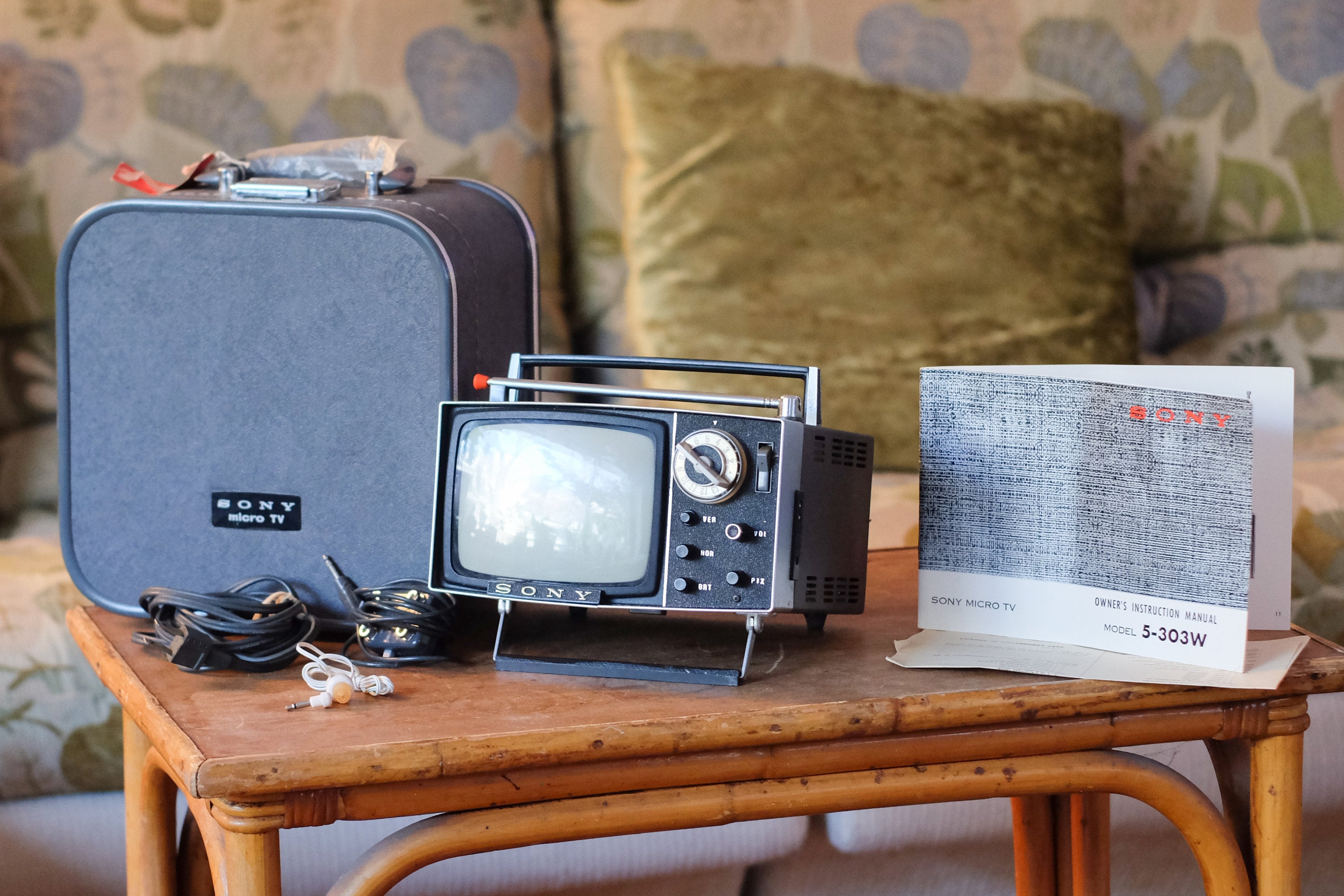 NON-WORKING Vintage 1960s Portable Sony 5-303w Micro TV // Black