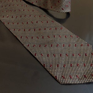 Texture rich 90s tie by Structure / Stitch Stitches Design