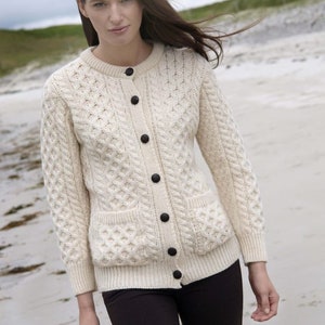 Traditionelle Aran Strickjacke, irische Fischer Cardigan, 100 % weiche Wolle MADE IN IRLAND Schwergewicht weiß Bild 2