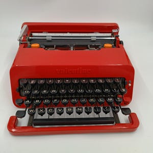 Peut inclure: Ensemble de trois mugs en céramique avec une finition mate et mouchetée. Les tasses sont de couleur crème, gris clair et gris foncé. Design simple et minimaliste, parfait pour le café ou le thé.