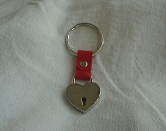 ●BLACKPURPLE● Signature Cat Heart charm Keyring (3色) BLACKPURPLE キーホルダー Signature Cat Heart charm Keyring