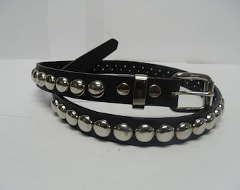 Ceinture en cuir pleine fleur haut de gamme 3/4" 20 mm de large avec 1 rangée de clous ronds en forme de dôme 1/2" 13 mm cloutés en chrome argenté et clous fabriqués à la main aux États-Unis et à New York