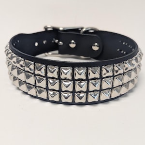 Collar para perro de cuero premium con tachuelas, hecho a mano, de 2" de ancho, plateado/cromado, con tachuelas grandes en forma de pirámide/cuadrado, fabricado en EE. UU., negro, rojo, blanco, rosa, tostado y marrón.