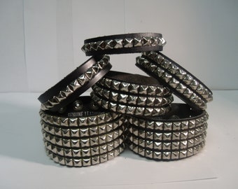 Premium bezaaid lederen armband polsbandje manchet met 1/4" piramide vierkante studs spikes gemaakt in de VS NYC 1 2 3 4 en 5 rij