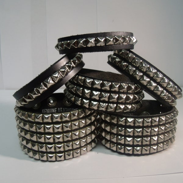 Premium Nieten Leder Armband Wristband Manschette mit 1/4 "Pyramide Quadrat Studs Spikes Made in USA NYC 1 2 3 4 und 5 Row