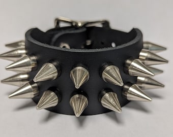 Pulsera de cuero de grano completo hecha a mano con dos filas de puntas cónicas de 1,6 cm, estilo punk, gótico, motero y gótico. Fabricada en EE. UU.