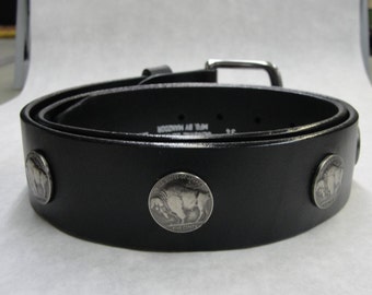 Cinto artesanal em couro legítimo preto maciço e grosso, com conchos de níquel de búfalo, 38 mm (1-1/2"), fivela removível de aço inoxidável de 38 mm (1,5 polegadas).